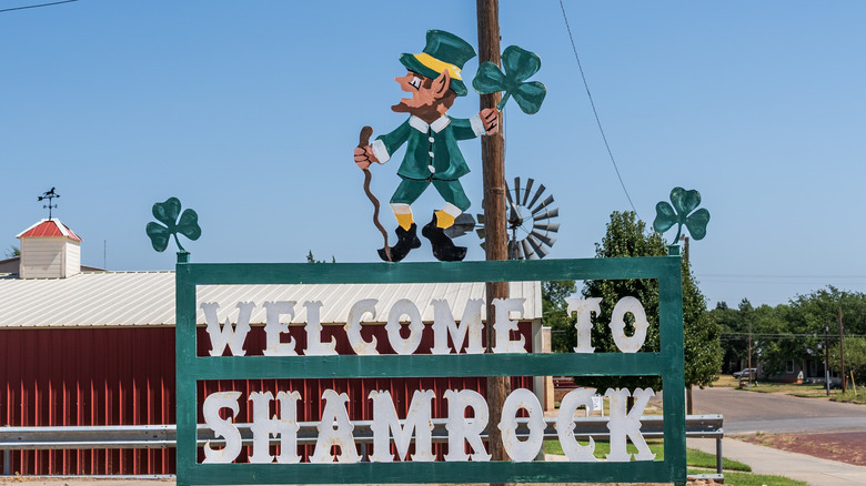 Shamrock's kitschy welcome sign