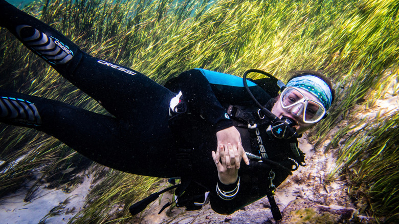 A local snorkeling in Rainbow River.