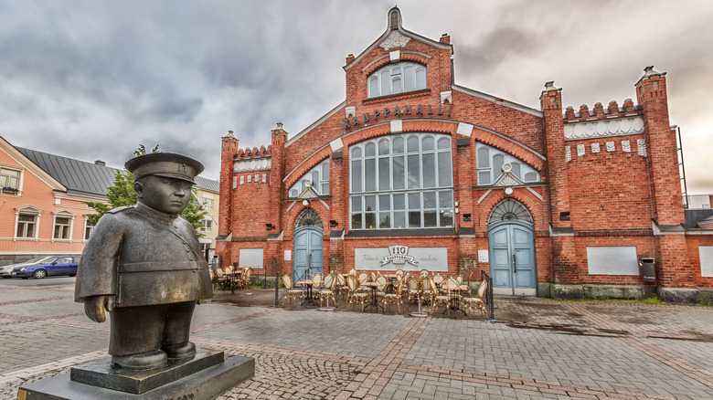 Oulu Market Square, in front of the Market Hall with Policeman statue