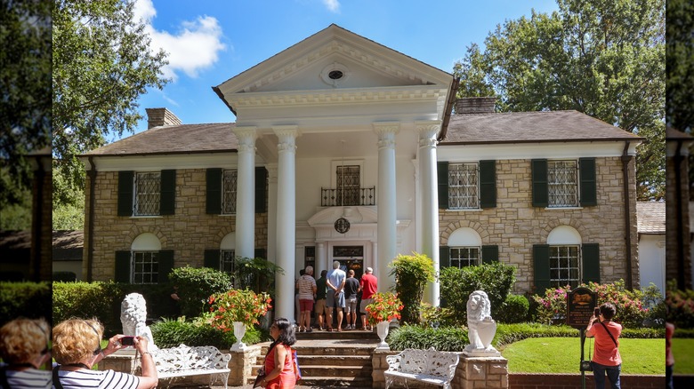 tourists outside Graceland Mansion