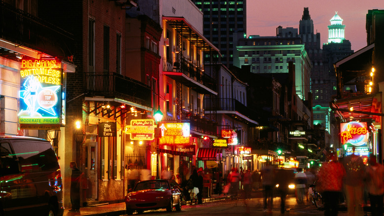 LevvArts Quadro Su Tela 3 Pezzi Bourbon Street New Orleans In Bianco E Nero – Stampa Notturna Città 40,6x121,6 Cm – Decorazione Moderna Per Pub, Bar, Soggiorno