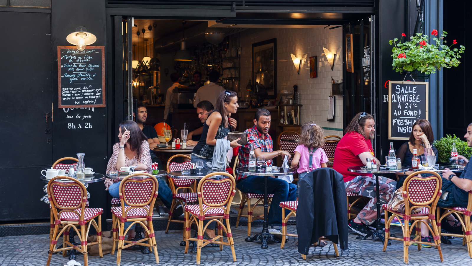 Tourists Should Know This Dining Etiquette Rule For An Enjoyable Experience In Paris' Cafés