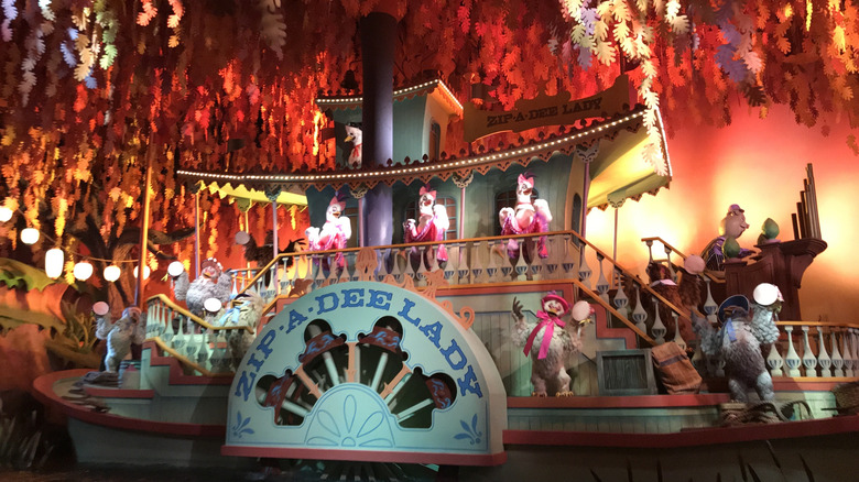 Splash Mountain riverboat red leaves animatronics