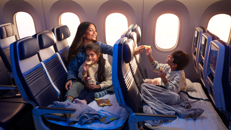 Family resting on a Relax Row