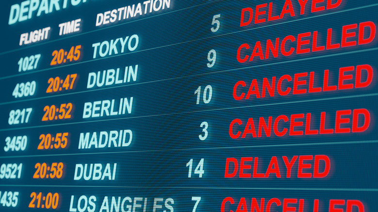 A screen with several delayed or cancelled flights