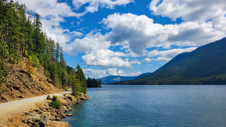 mountainous landscape of Lake Cushman 