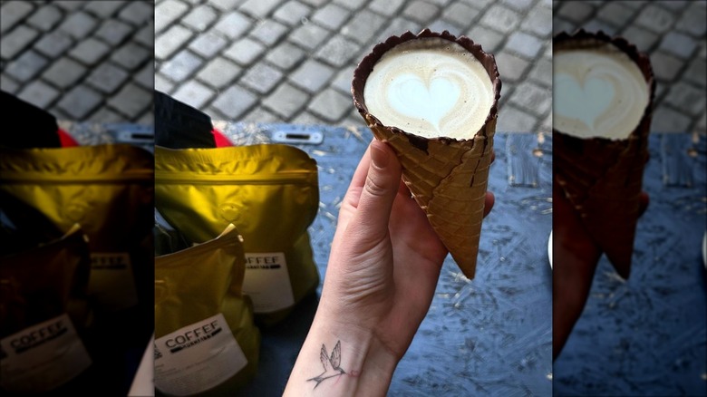 hand holding Fensterccino