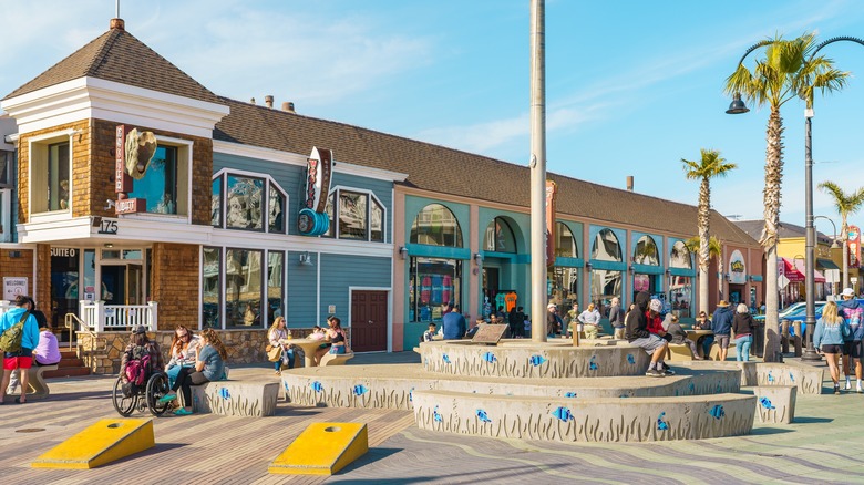 Pismo Beach pier plaza