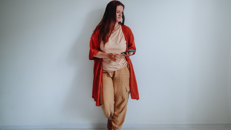 Woman wearing great loosely-fitted flight outfit