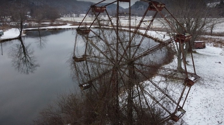 abandoned ferris wheel at Lake Shawnee Abandoned Amusment Park