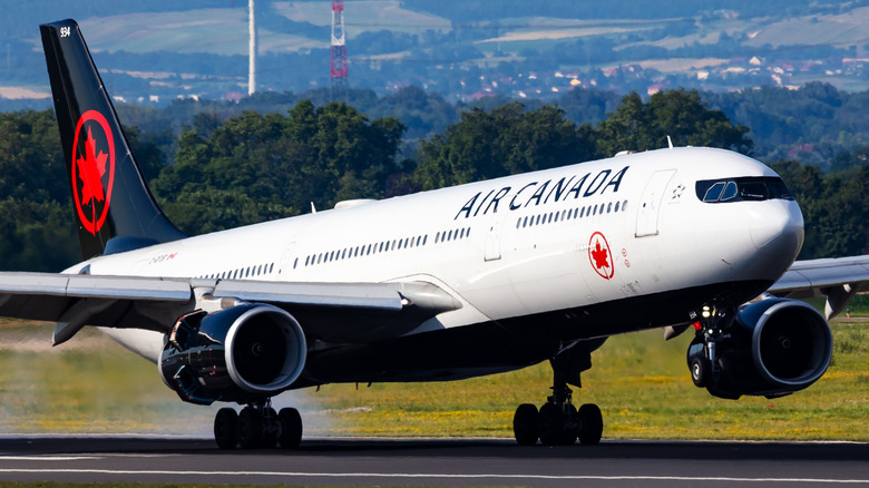 air canada plane taking off