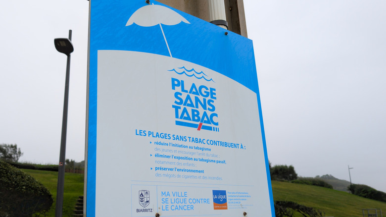 A sign in French indicating no smoking at the beach