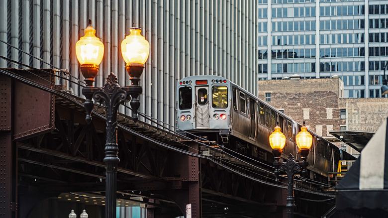 Chicago's "L" train