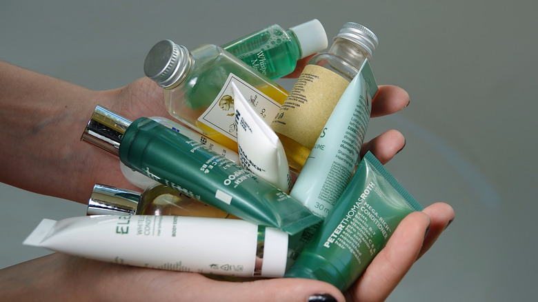 Holding mini toiletries 