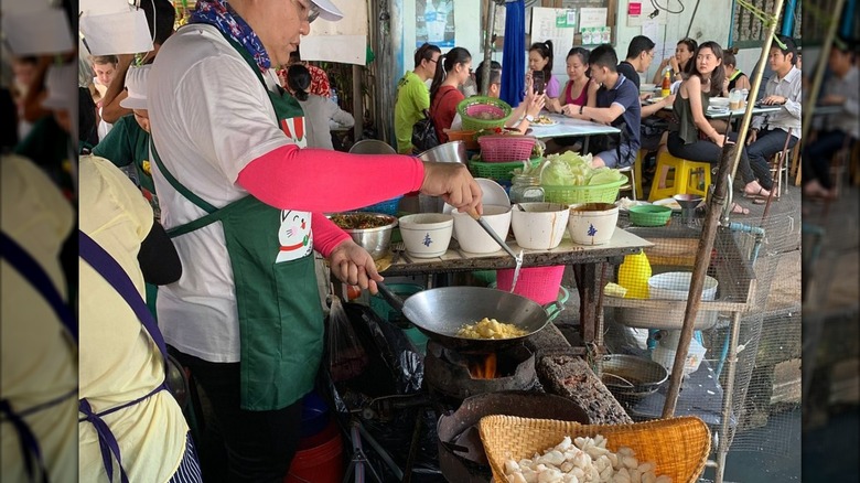 chef at Nhong Rim Klong cooking crab omelete