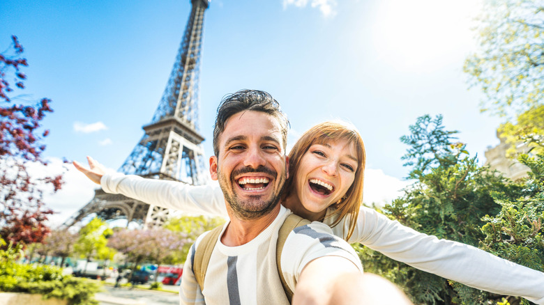 couple takes selfie at Eiffel Tower