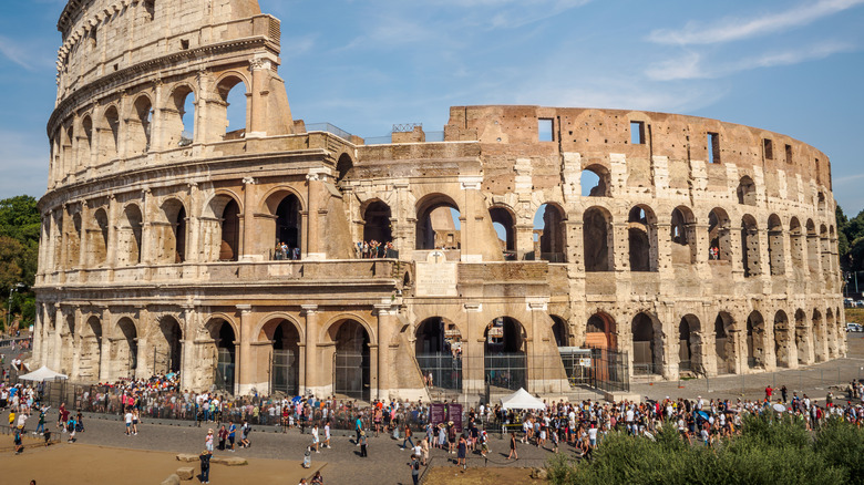 tourists in line to visit Colosseum