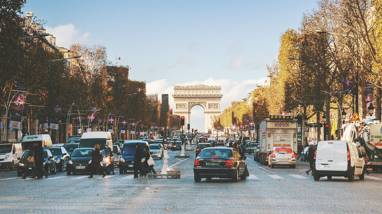 street to Arc de Triomphe